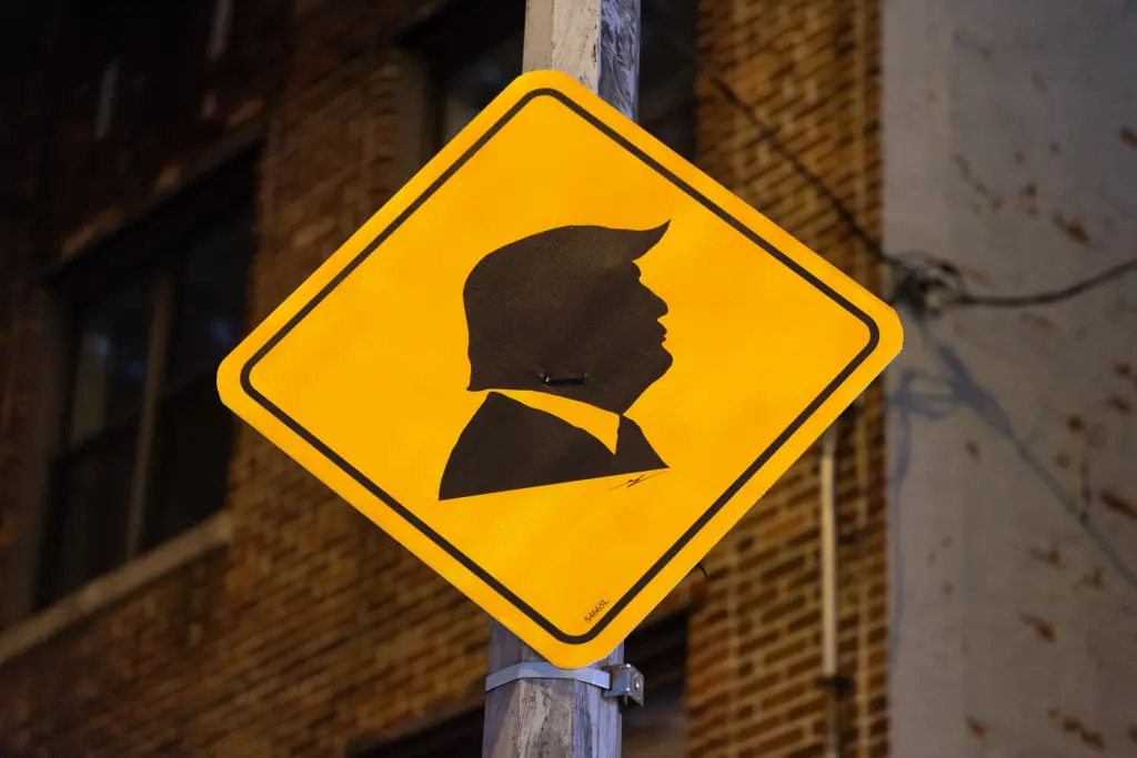 Trump Traffic Signs Take Over NYC Streets What’s Really Happening News USA Trends (4)